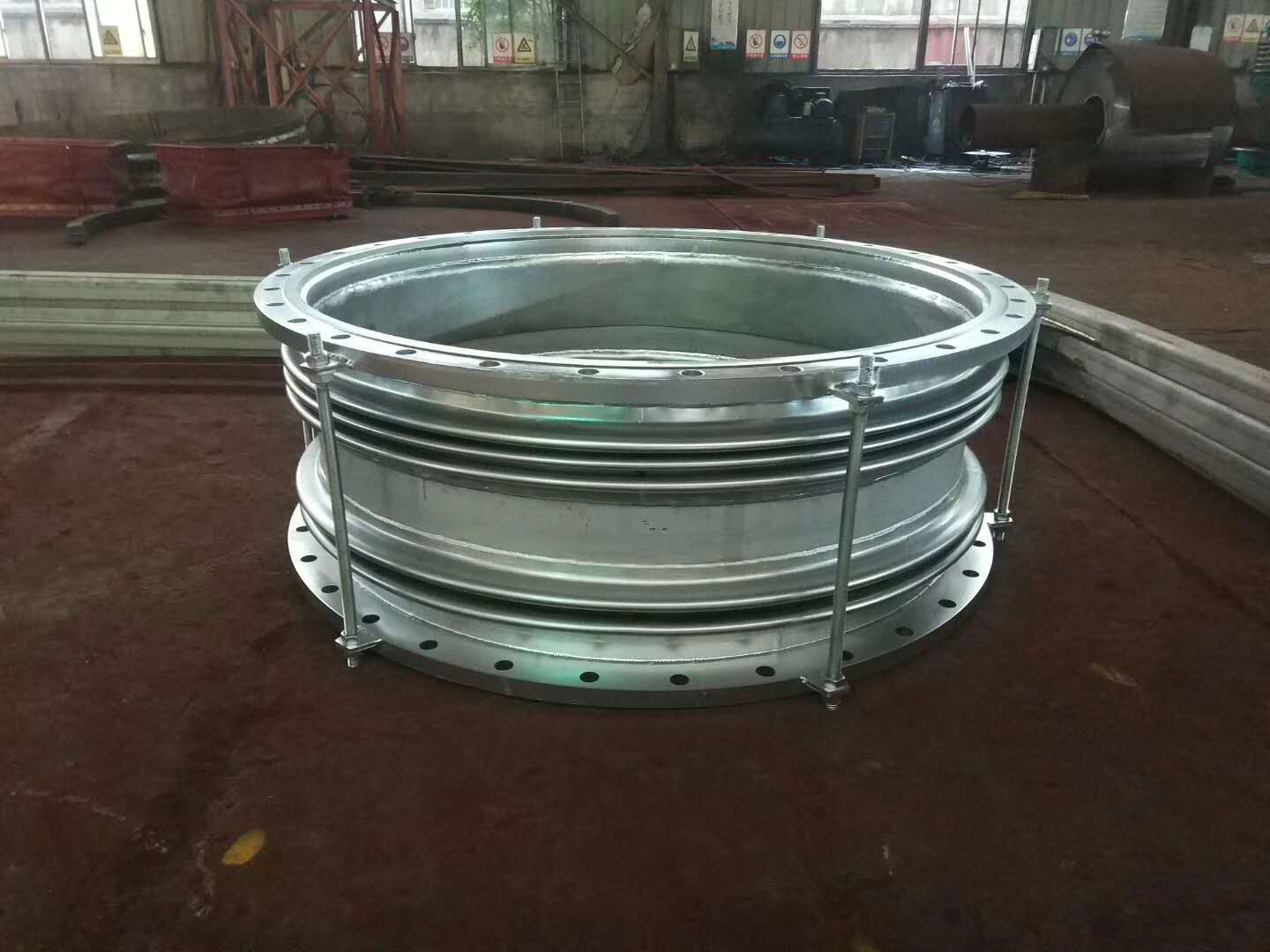 universal expansion joint