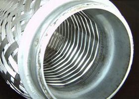 Engine vibration eliminating pipe