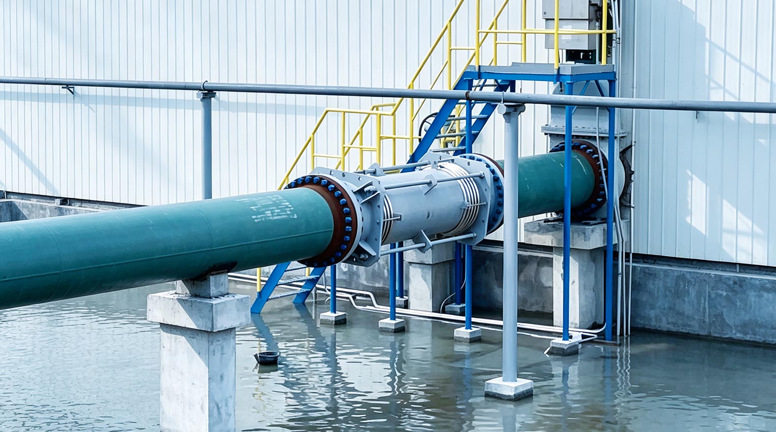 Large industrial pipeline with metal expansion joint