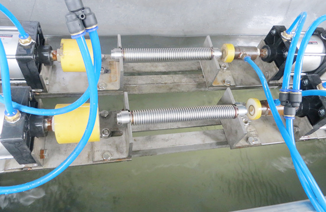 Pressure testing equipment for metal bellows
